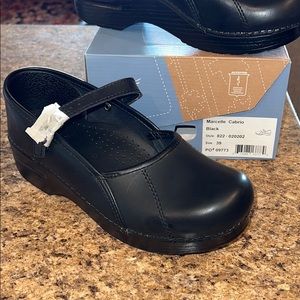 NEW IN BOX DANSKO SIZE 39